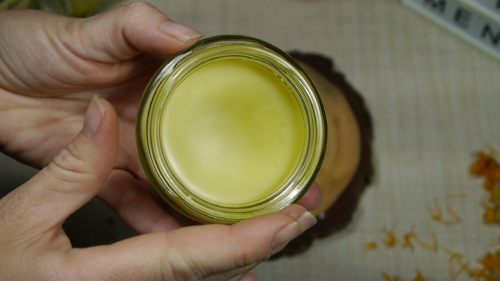 pomada de hierbas naturales, ungüento de caléndula.