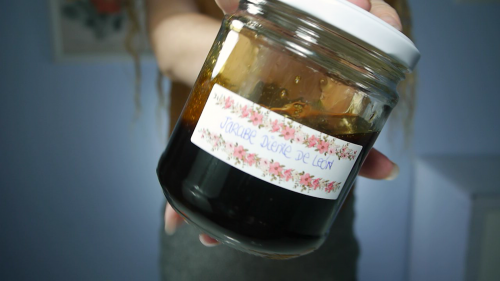 Cerrado con su tapa y almacenado en la nevera, nos puede durar más de una semana. Pero siempre revisarlo por si se ha alterado la composición.